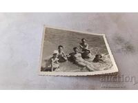 Φωτογραφία άνδρες γυναίκες και παιδιά στην ακροθαλασσιά