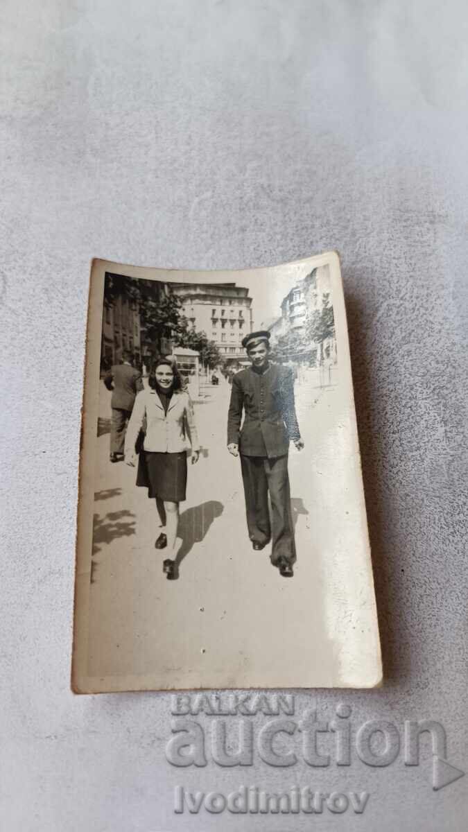 Φωτογραφία Σόφια Νέος και νεαρή κοπέλα στην πλατεία Σλαβέικοβ