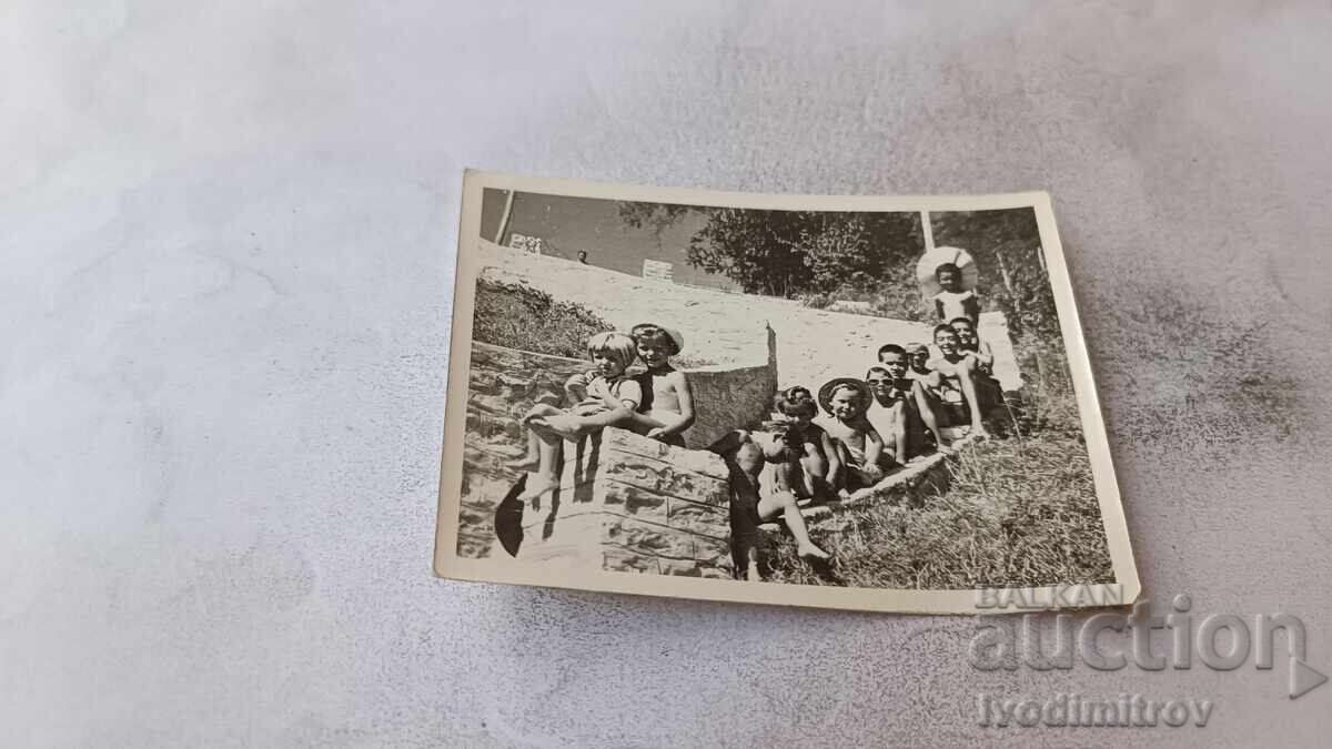 Fotografie Copii pe scările către plajă