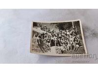 Fotografie bărbați, femei și copii pe scările către plajă