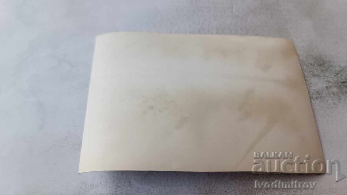 Fotografie Bărbați și băieți cu o barcă pe mare cu preț € 0.83 | 1.62 BGN