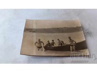 Fotografie Bărbați și băieți cu o barcă pe mare