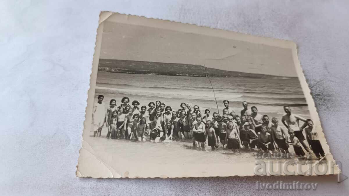 Foto Bărbați, femei și copii pe plajă