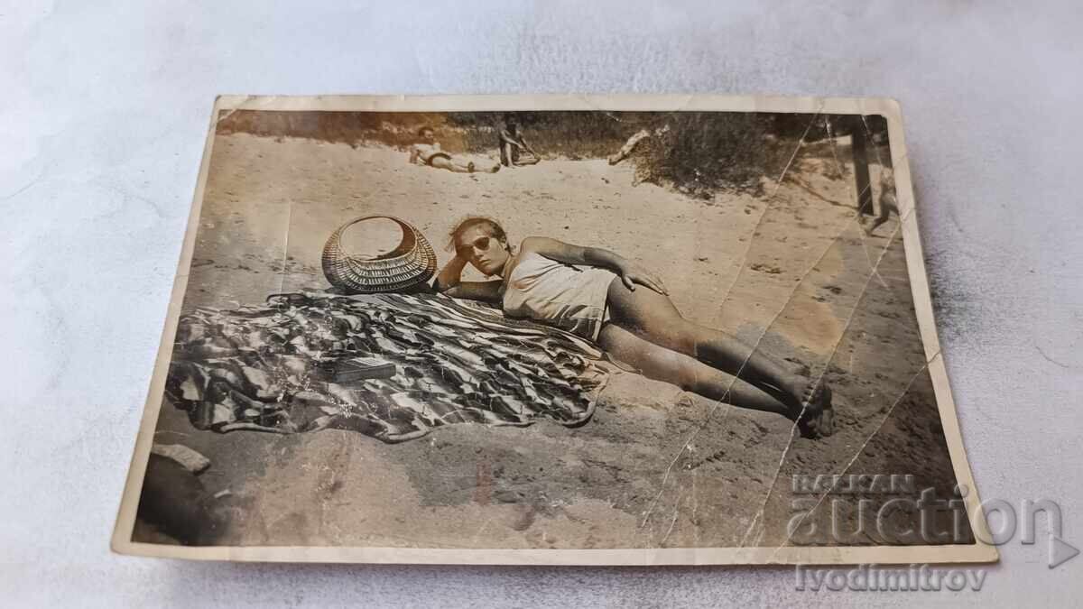 Foto Fată tânără pe plajă