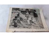 Fotografie bărbați femei și copii pe plajă 1941