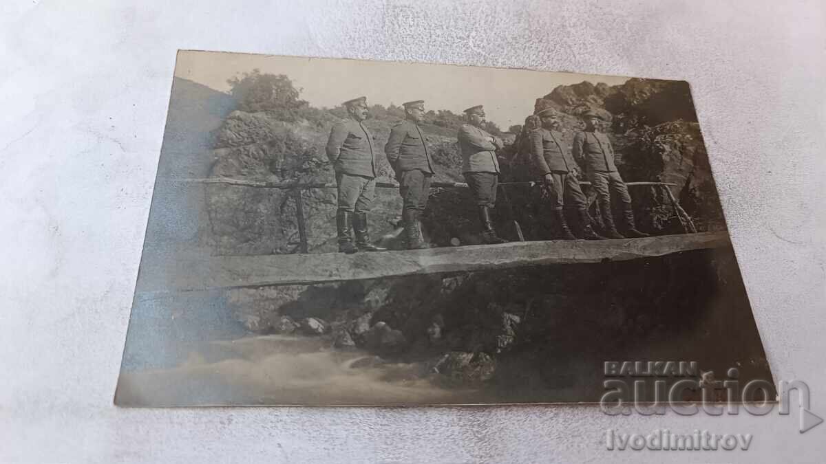 Fotografie Ofițeri pe un pod de lemn peste râu pe frontul P. M. C. (Primul Război Mondial)