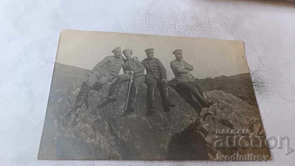 Φωτογραφία: Τέσσερις αξιωματικοί καθισμένοι σε βράχο στο μέτωπο, Α' ΠΠ