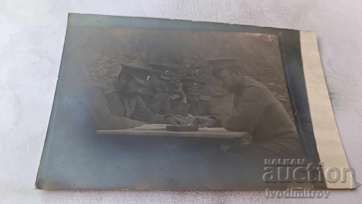 Φωτογραφία: Τέσσερις αξιωματικοί εξετάζουν χάρτη του μετώπου, Α' ΠΠ