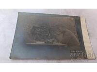 Снимка Четирима офицери разглеждат карта на фронта П С В