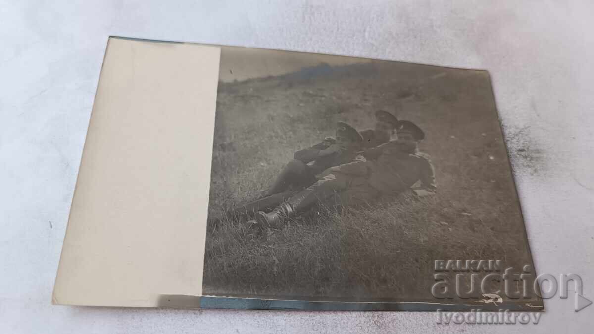 Fotografie Trei ofițeri pe iarbă pe front P R M