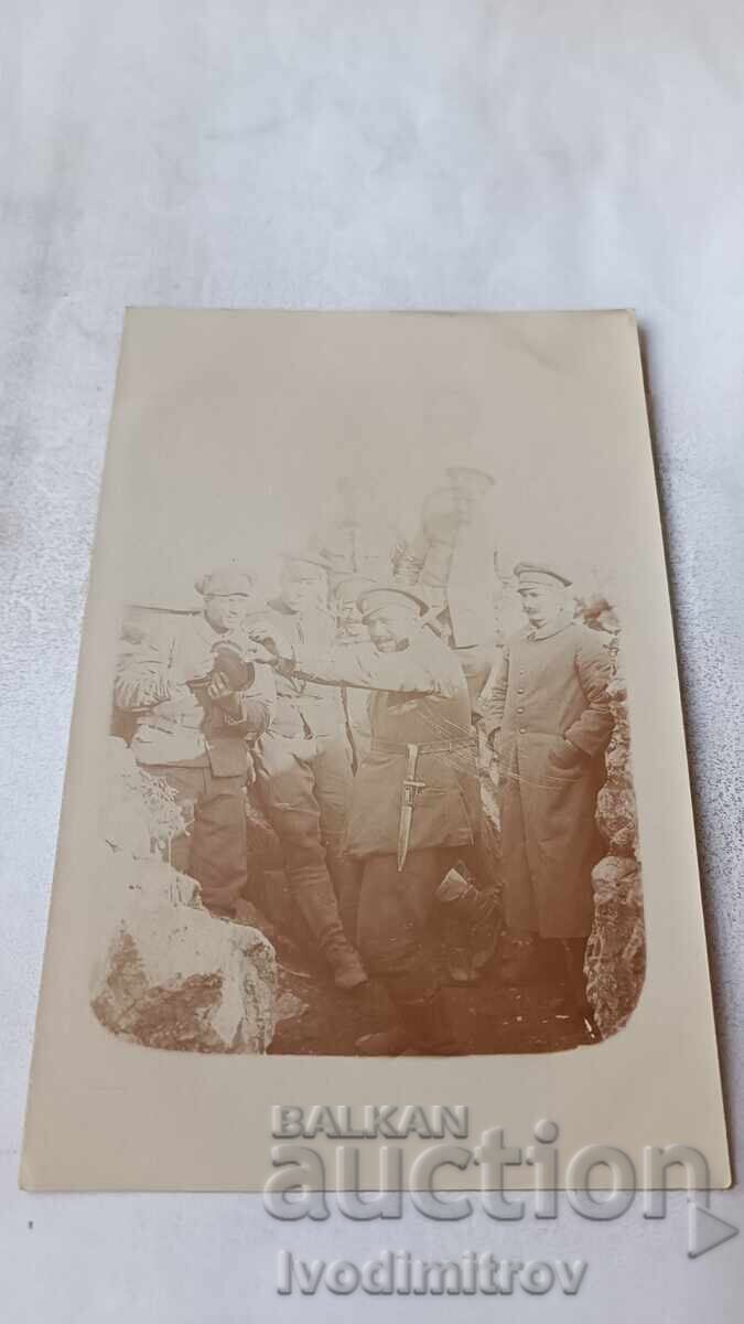 Fotografie Ofițeri și soldați în tranșee pe front P M C