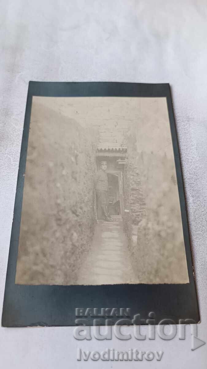 Fotografie ofițer într-o tranșee pe front în Primul Război Mondial