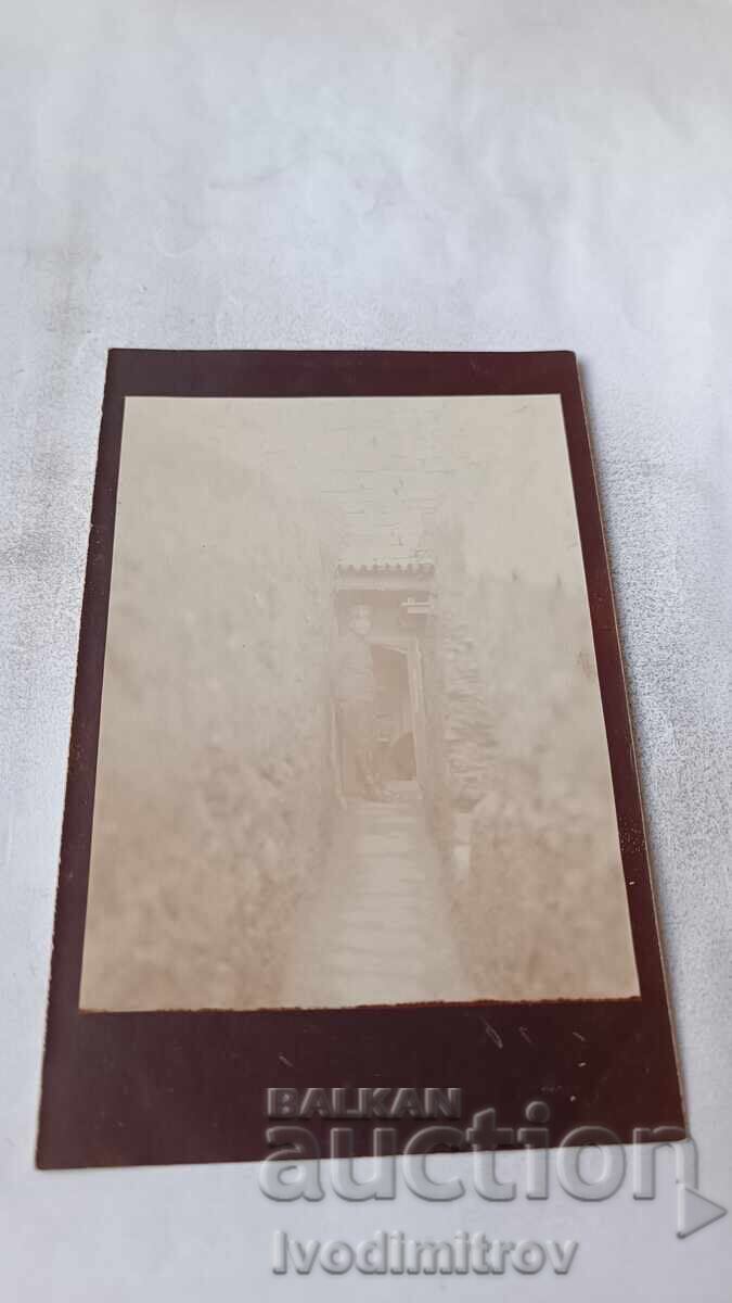 Fotografie ofițer într-o tranșee pe front în Primul Război Mondial