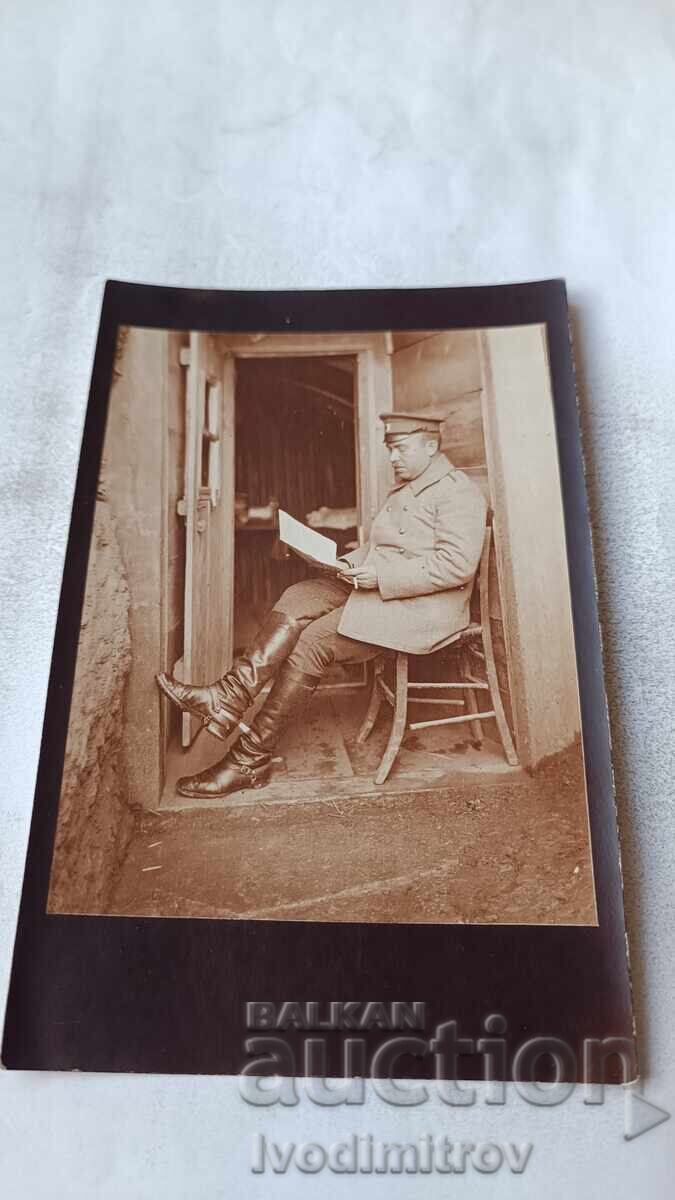 Φωτογραφία Αξιωματικός που διαβάζει έγγραφο στο μέτωπο Α' ΠΠ