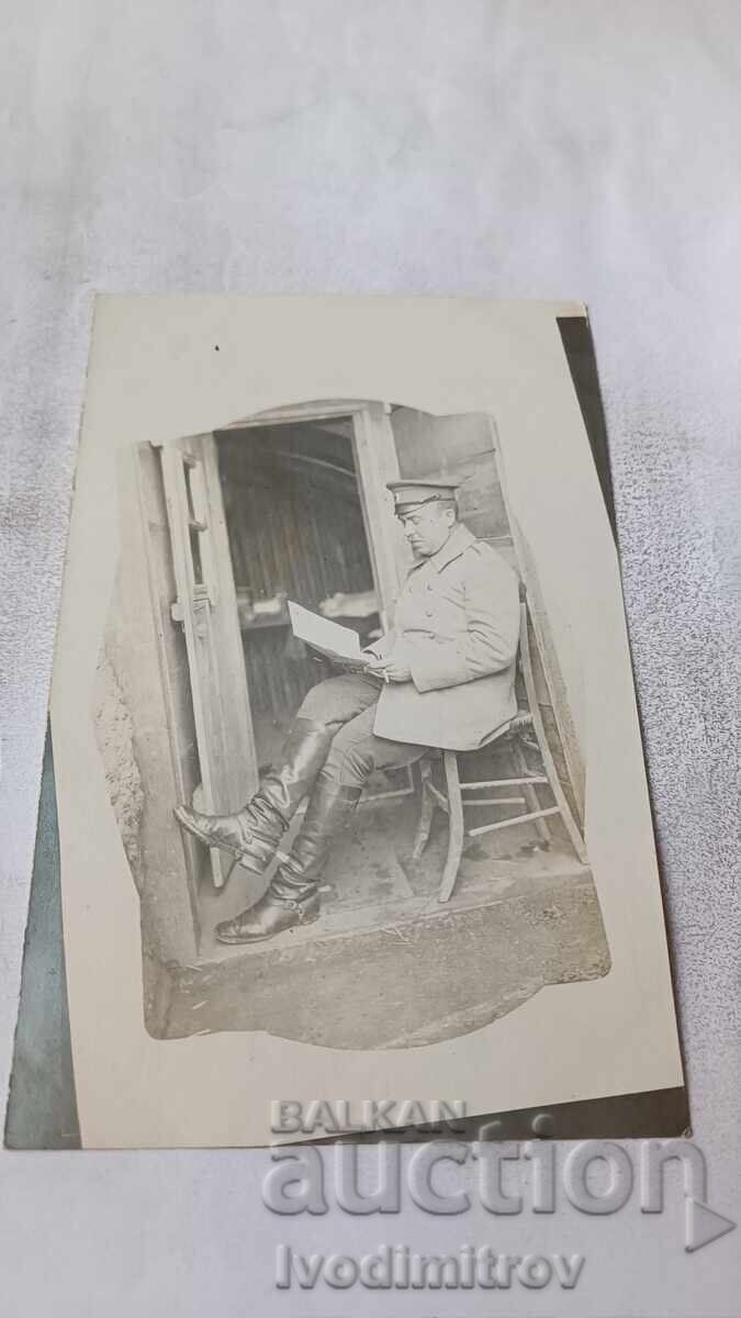 Fotografie ofițer citind un document pe frontul Primului Război Mondial