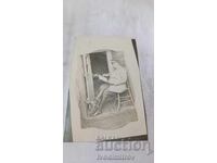 Fotografie ofițer citind un document pe frontul Primului Război Mondial