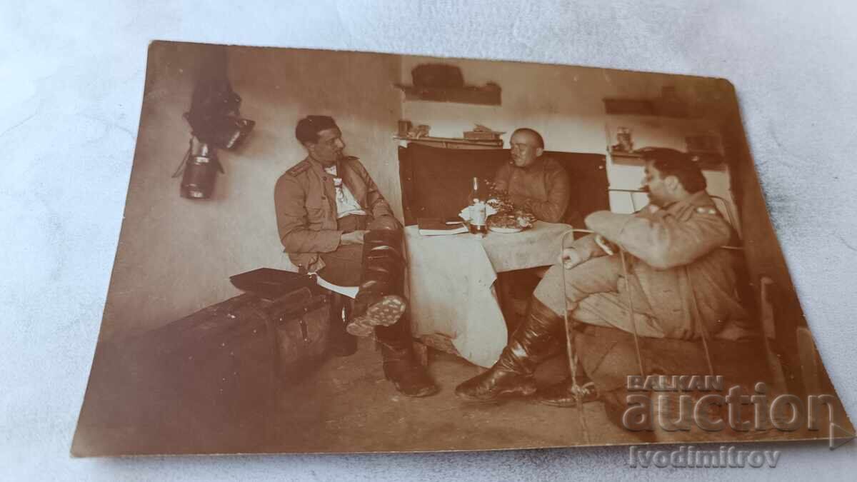 Φωτογραφία Τρεις αξιωματικοί σε κατάλυμα στο μέτωπο Α' ΠΠ