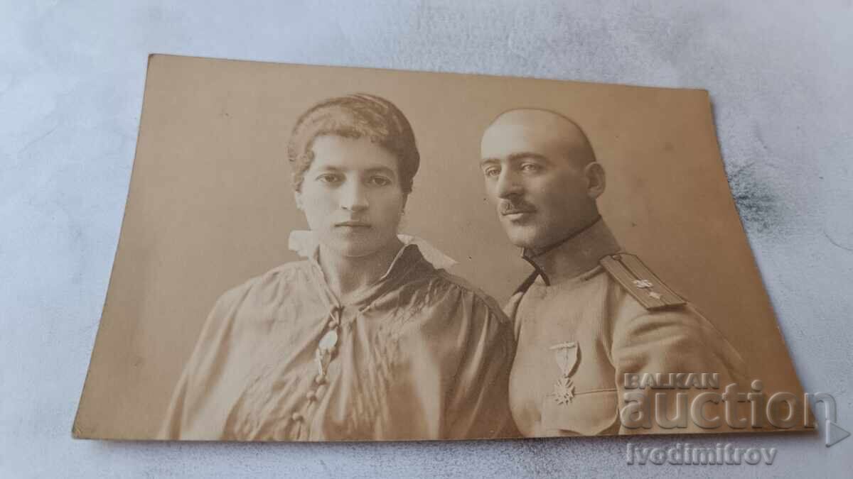 Φωτογραφία αξιωματικού του 36ου συντάγματος πεζικού με σταυρό ανδρείας και γυναίκα 1918