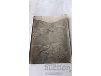 Fotografie Doi ofițeri pe un pod de lemn peste un râu pe front