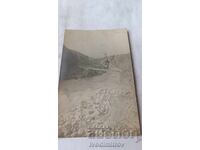 Φωτογραφία αξιωματικού σε ξύλινη γέφυρα πάνω από ποτάμι στο μέτωπο του Α' ΠΠ