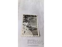 Φωτογραφία νεαρής κοπέλας δίπλα σε ποτάμι