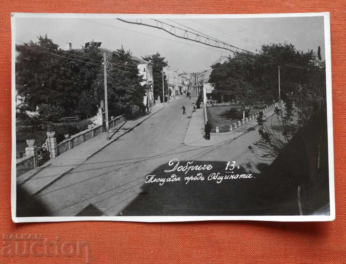 Ντόμπριτς - Η πλατεία μπροστά από το Δημαρχείο Ντόμπριτς - Η πλατεία μπροστά από το Δημαρχείο