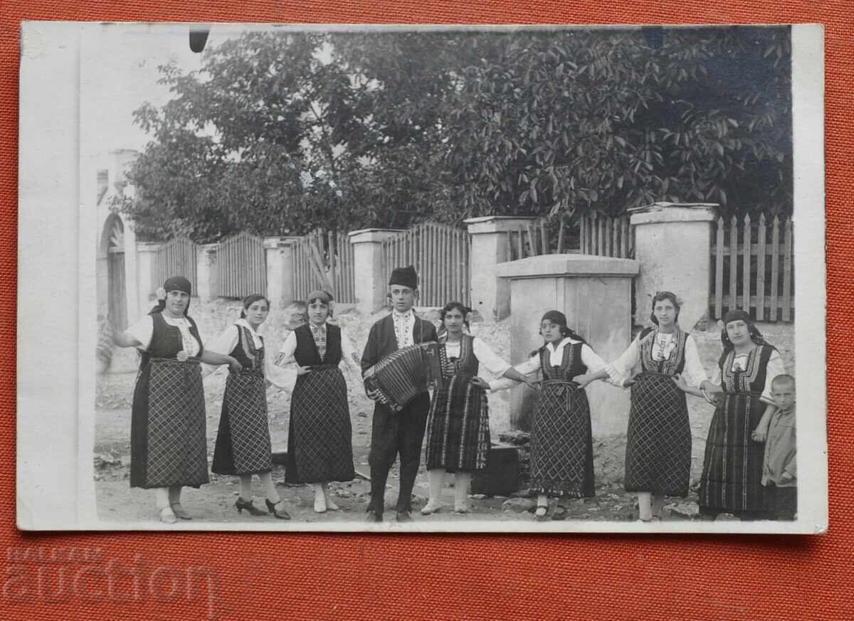 Παραδοσιακές Φορεσιές Χορού Παραδοσιακές Φορεσιές Χορού