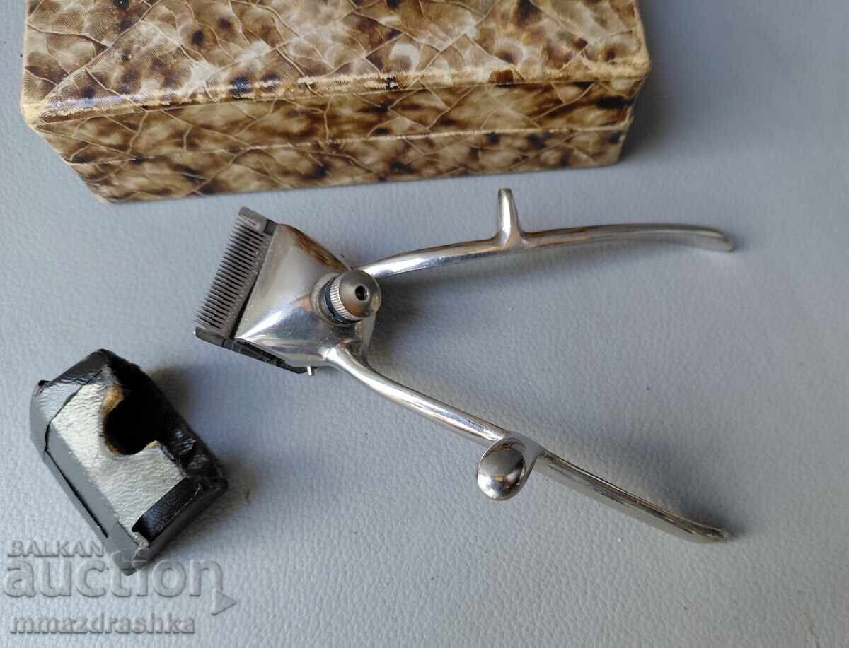 Mașină de tuns de 100 de ani, în cutie cu preț € 0.01 | 0.02 BGN