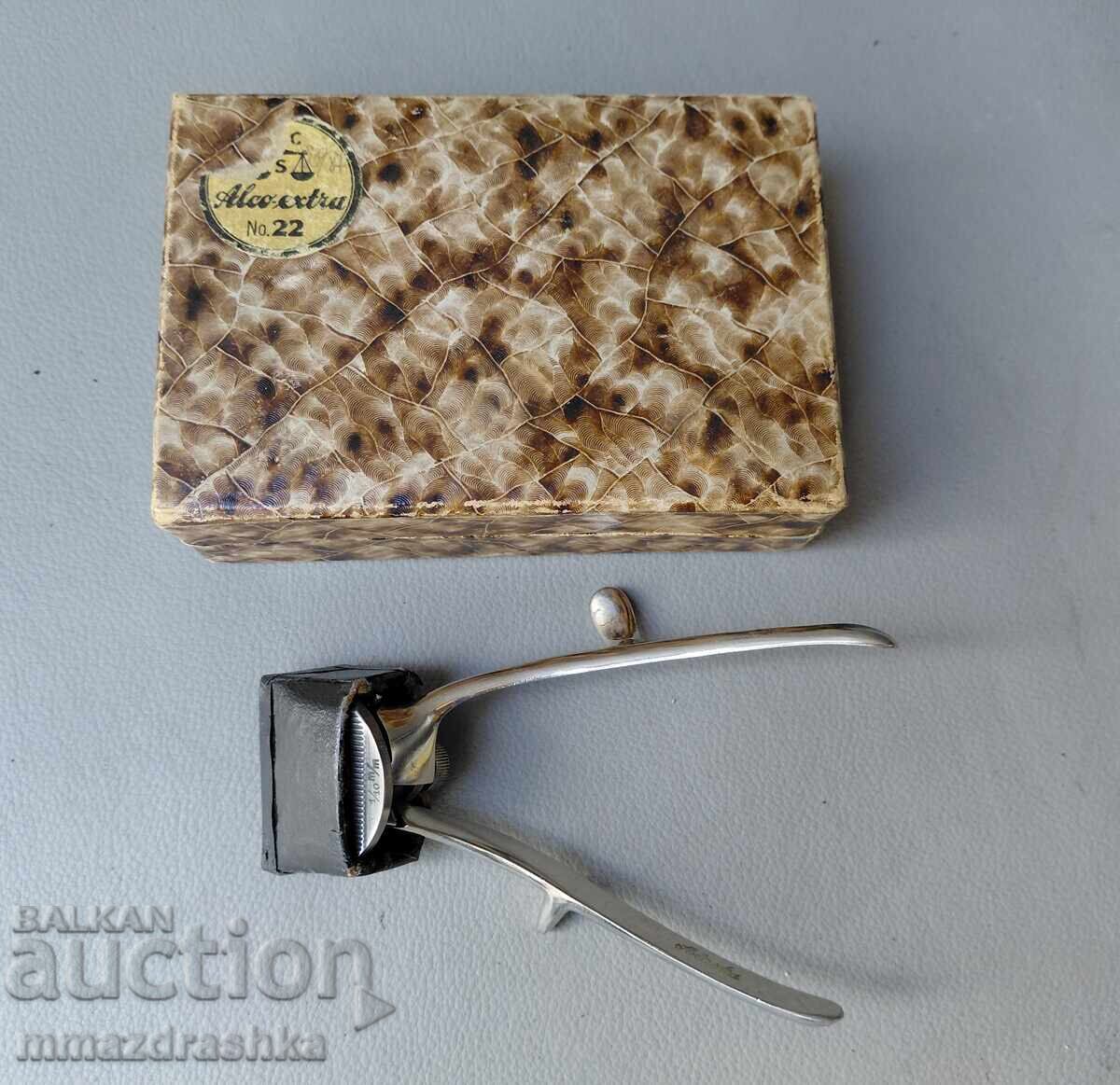 Mașină de tuns de 100 de ani, în cutie