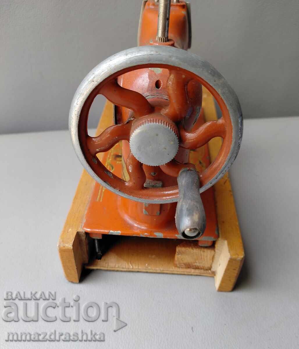 Аукцион Детска шевна машина от соца