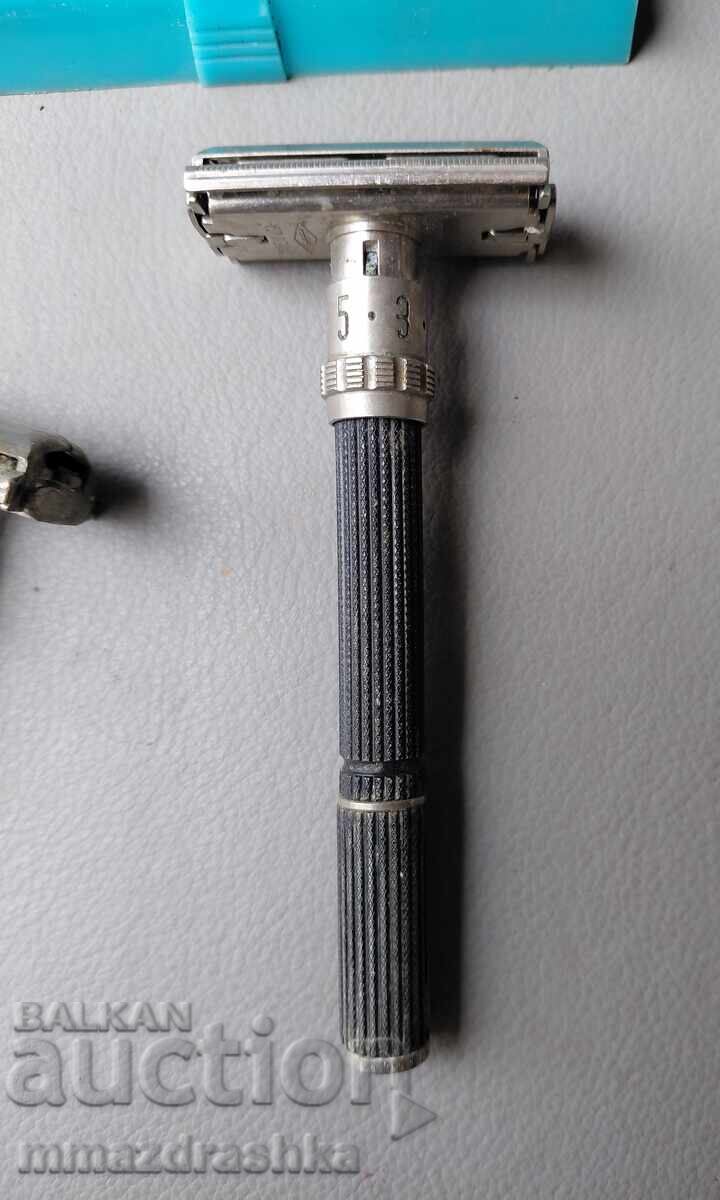 Auction  Gillette razors with blades