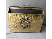 Месингова поставка за списания с релефна сцена