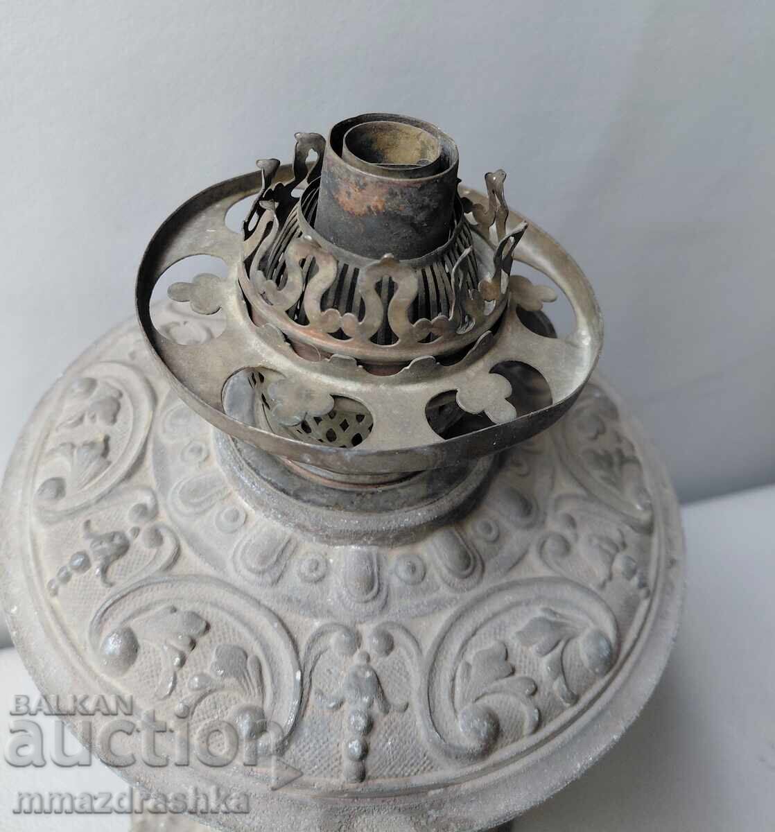 Auction  19th-century kerosene lamp