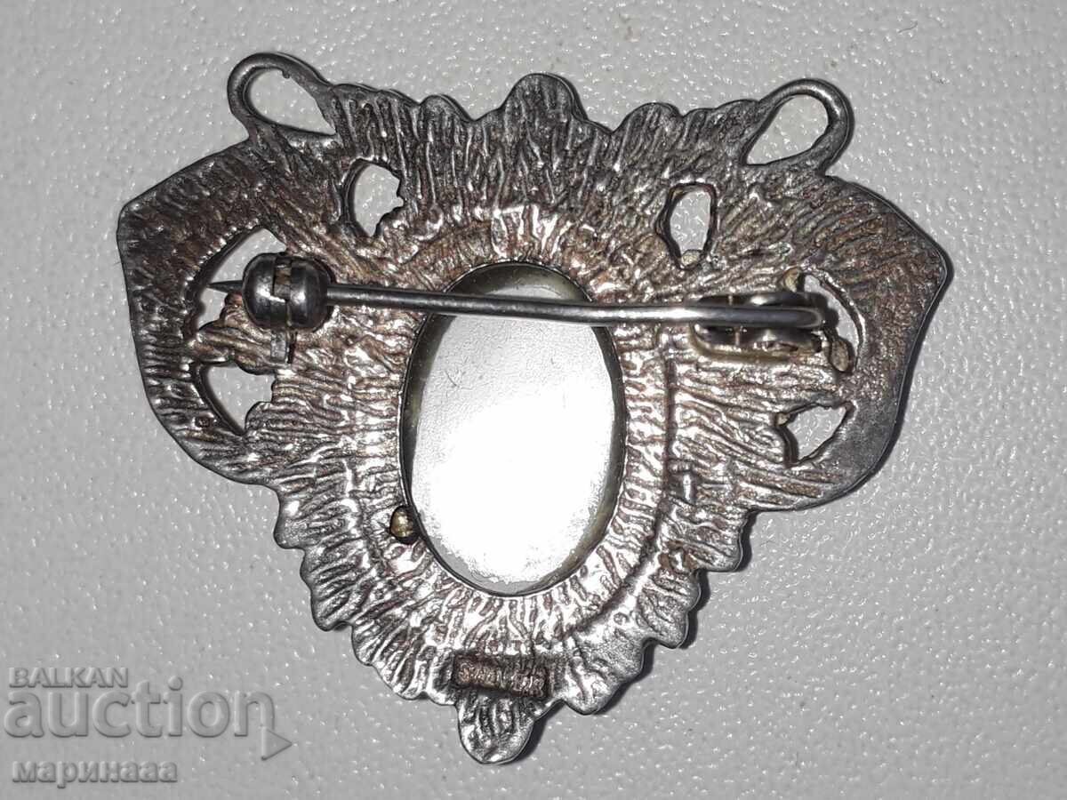 СТАРИННА БРОШКА. СРЕБРО СЪС СЕДЕФ с цена € 16.00 | 31.29 лв.