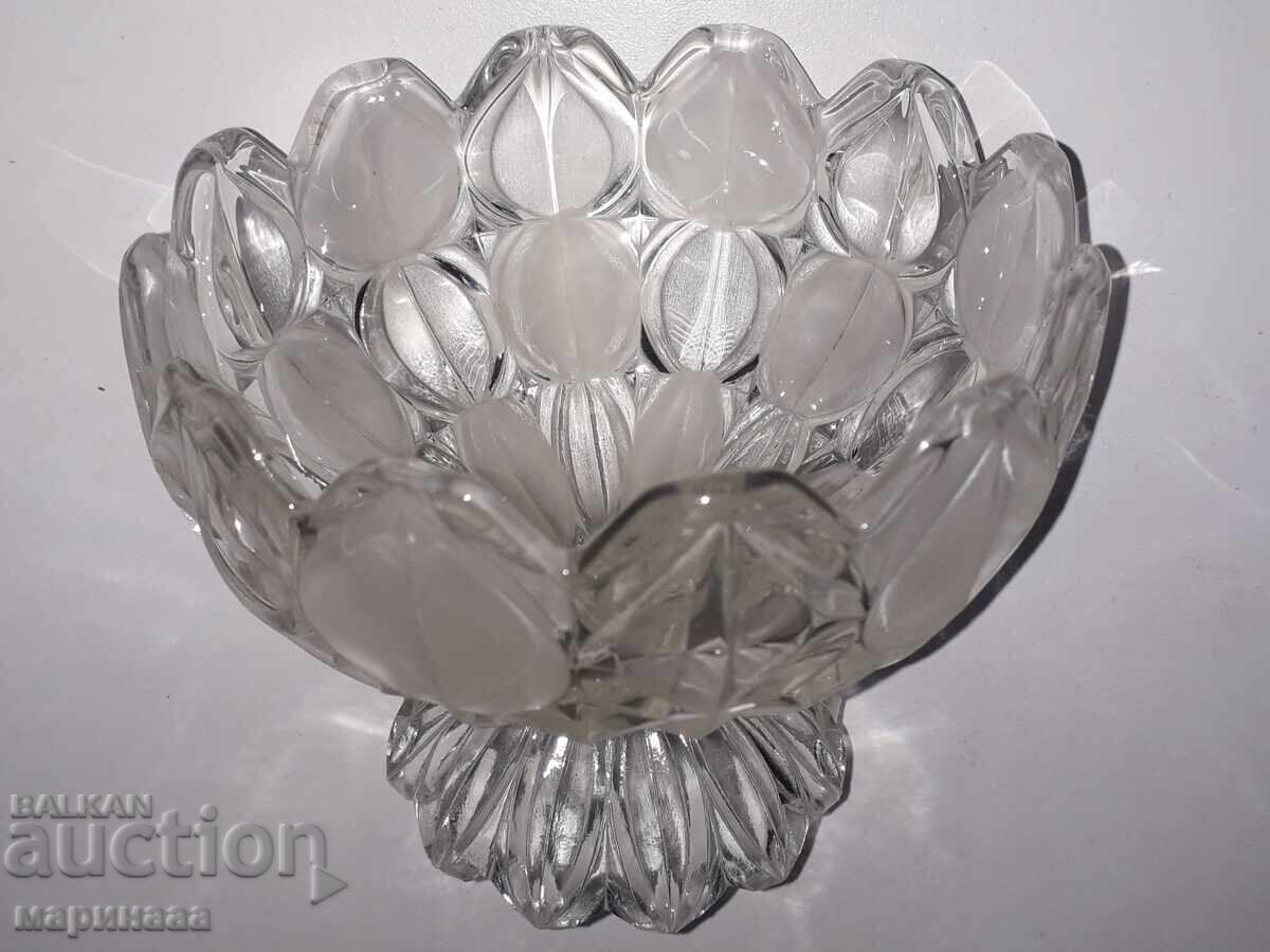 FRUCTIERĂ DIN CRISTAL. 654 GR. SUEDIA cu preț € 12.00 | 23.47 BGN