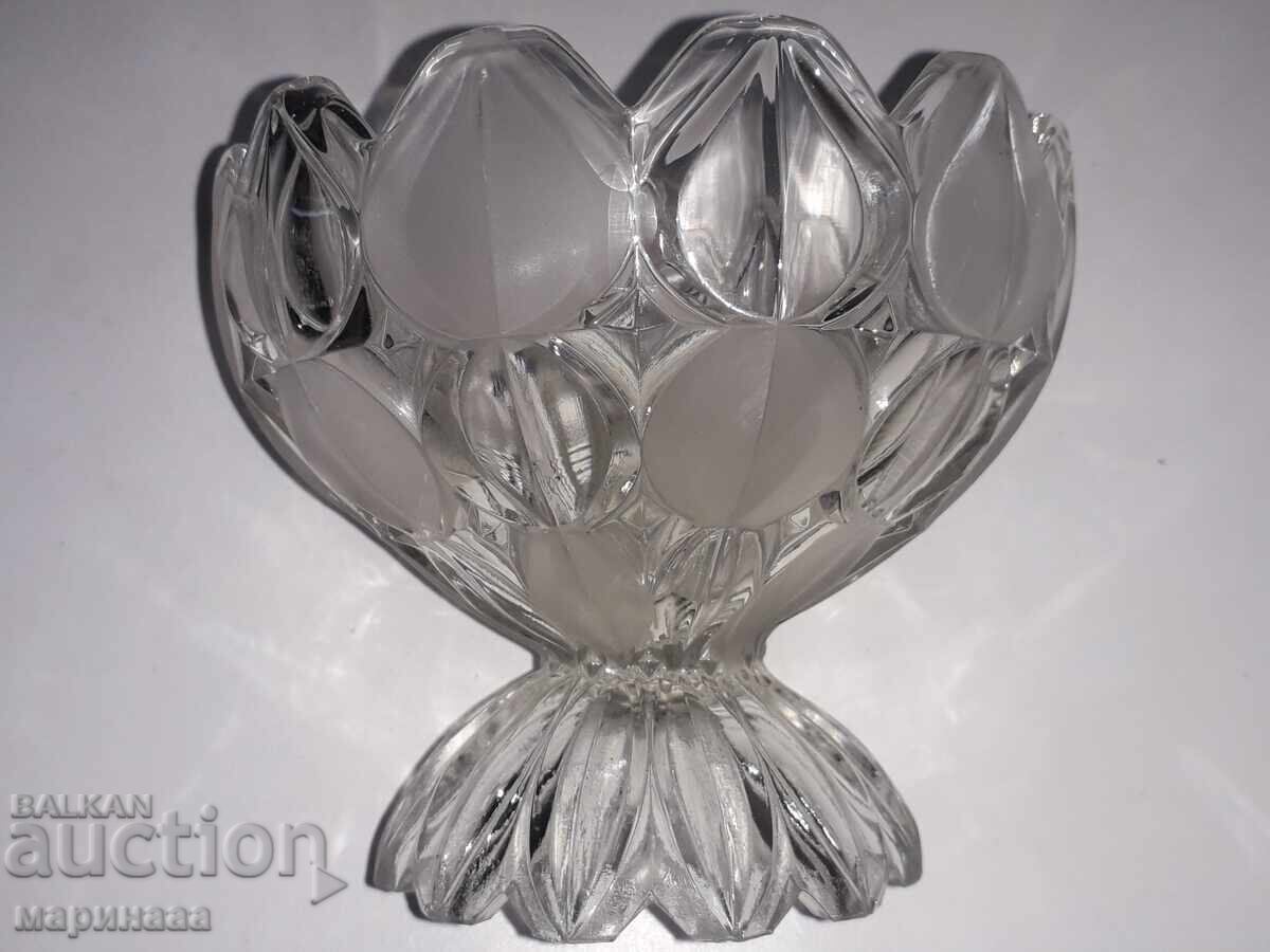 Licitație FRUCTIERĂ DIN CRISTAL. 654 GR. SUEDIA