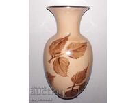 VASE. PORCELAIN. GILDING. KPM. GERMANY