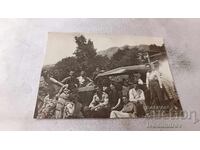 Φωτογραφία άνδρες γυναίκες και κοριτσάκι με ρετρό επιβατικό αυτοκίνητο