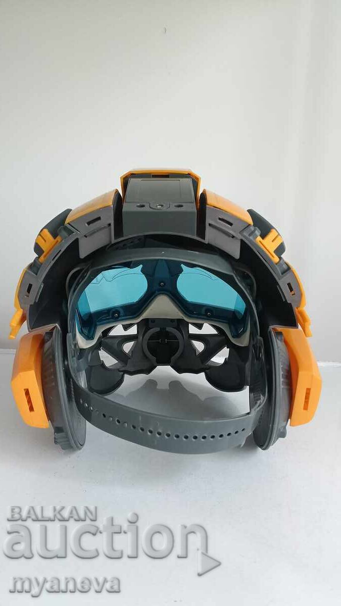 Παράδοση Transformers, κράνος του ήρωα Bumblebee