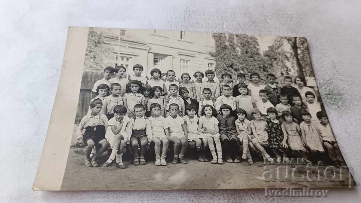 Fotografie copii cu educatoarea lor