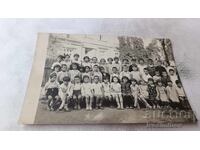 Fotografie copii cu educatoarea lor