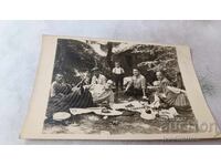 Снимка Панагюрище Мъже и момче на пикник на Колоните 1939