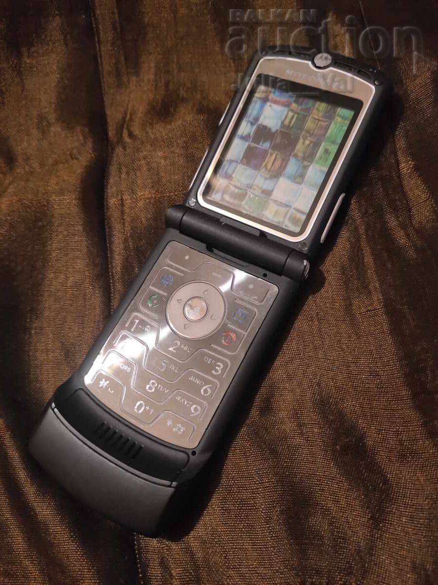 Auction  Motorola RAZR V3 dummy unit starting from 0.01 cents