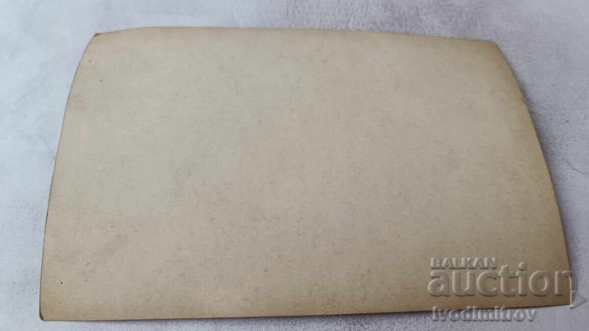 Foto Elevi în curtea școlii cu preț € 1.14 | 2.23 BGN