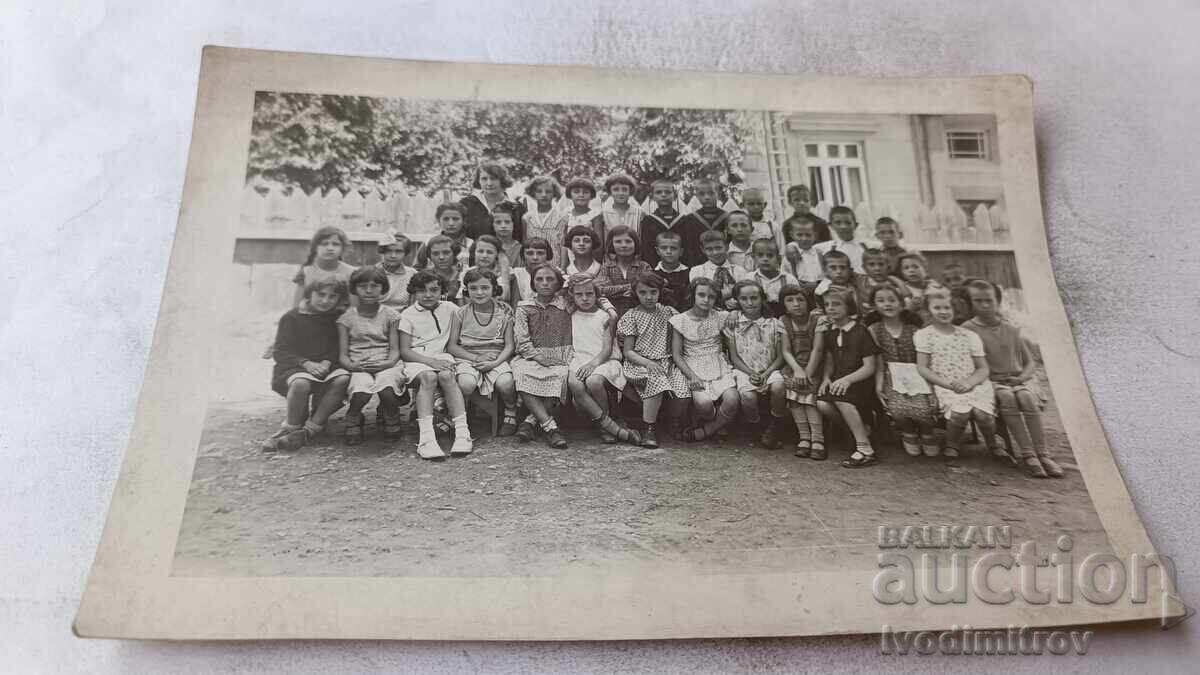 Foto Elevi în curtea școlii