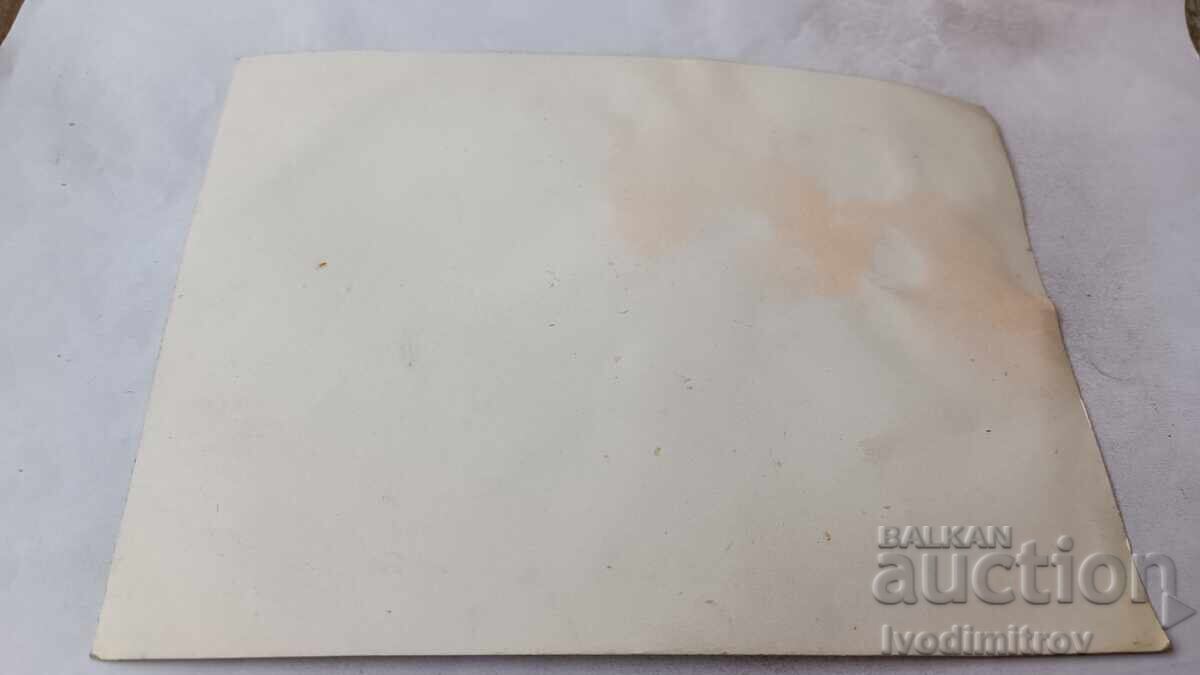 Снимка Малко момиченце на брега на морето с цена € 1.23 | 2.41 лв.