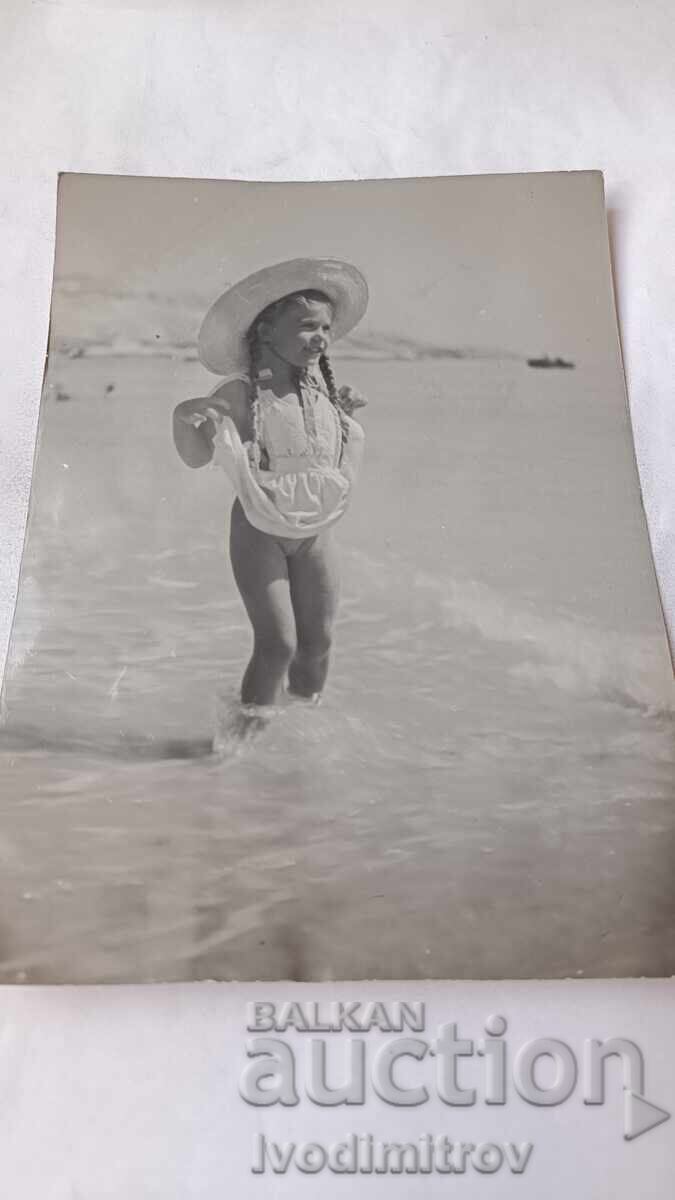 Снимка Малко момиченце на брега на морето