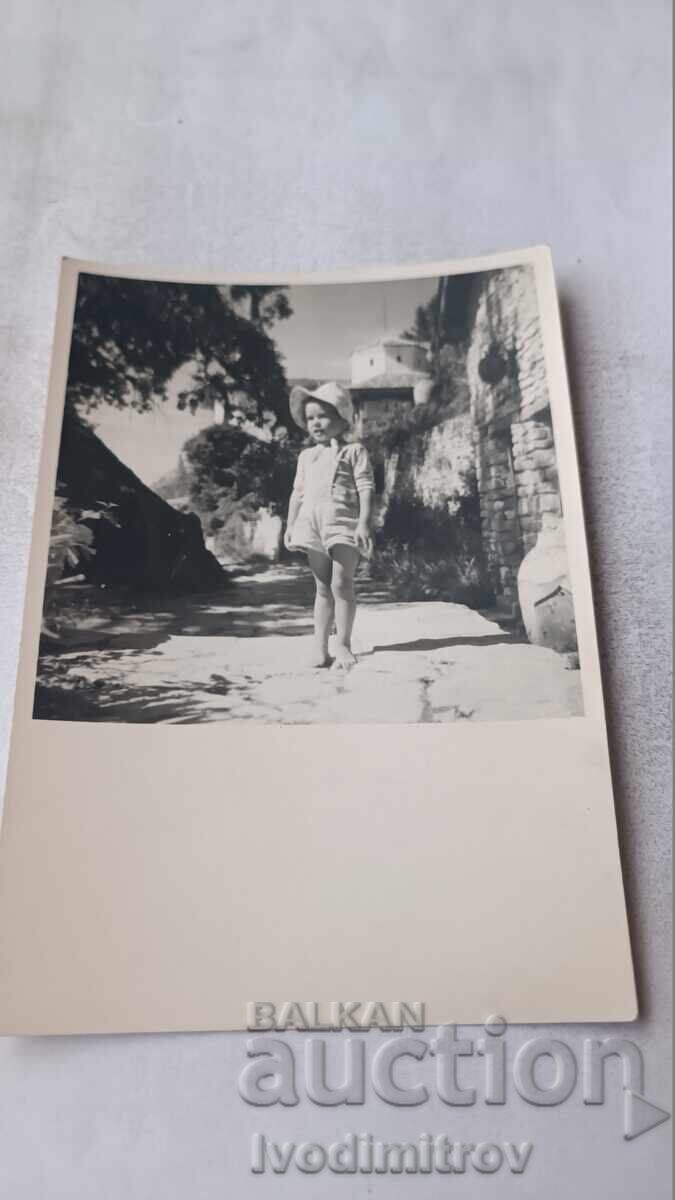 Fotografie Fetiță pe trotuar