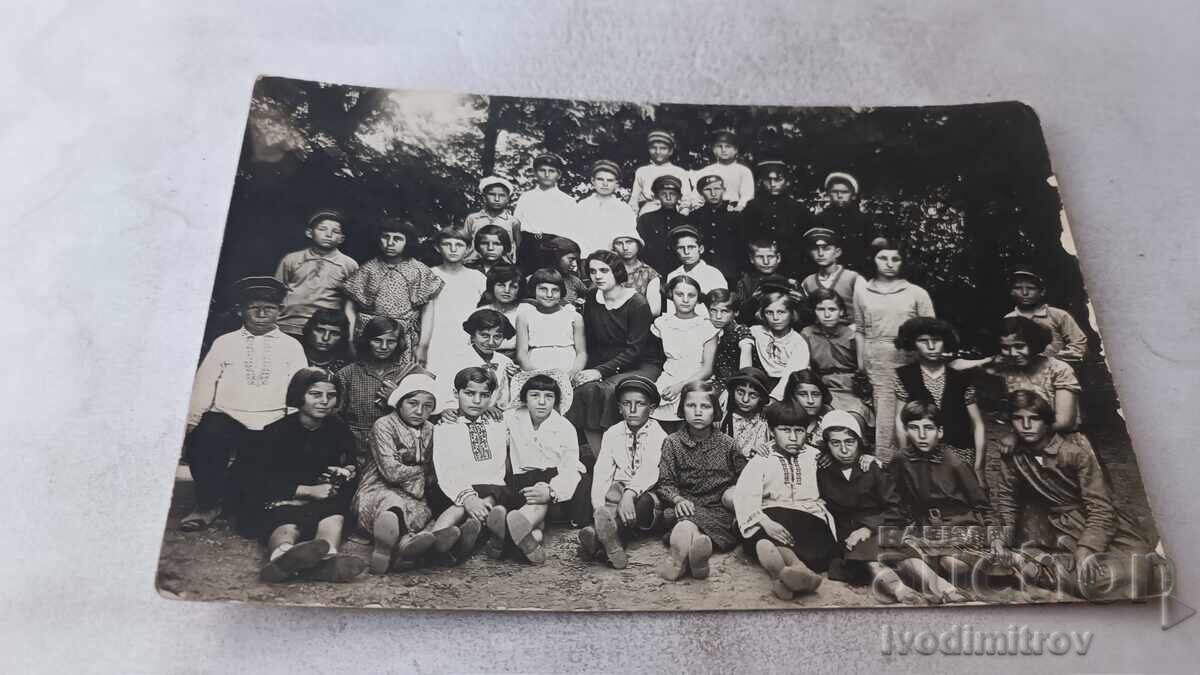 Fotografie Elevi cu Învățătoarea lor