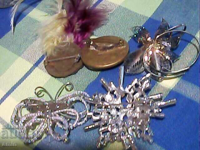 Auction  Lot of beautiful brooches, some gold-plated, some silver-plated